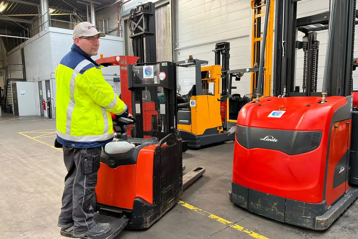 Comment les gerbeurs d’occasion améliorent la performance en entrepôt