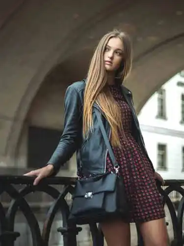 Sac bandoulière en cuir noir